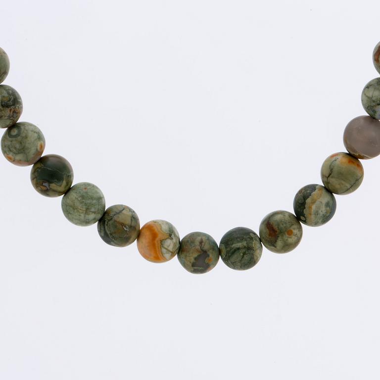 LYNGGAARD 2 rader jaspis ca 10 mm och röda stenar ca 10 mm utan lås samt örhängen 18K guld m jaspis ca 7 mm,originaletui.