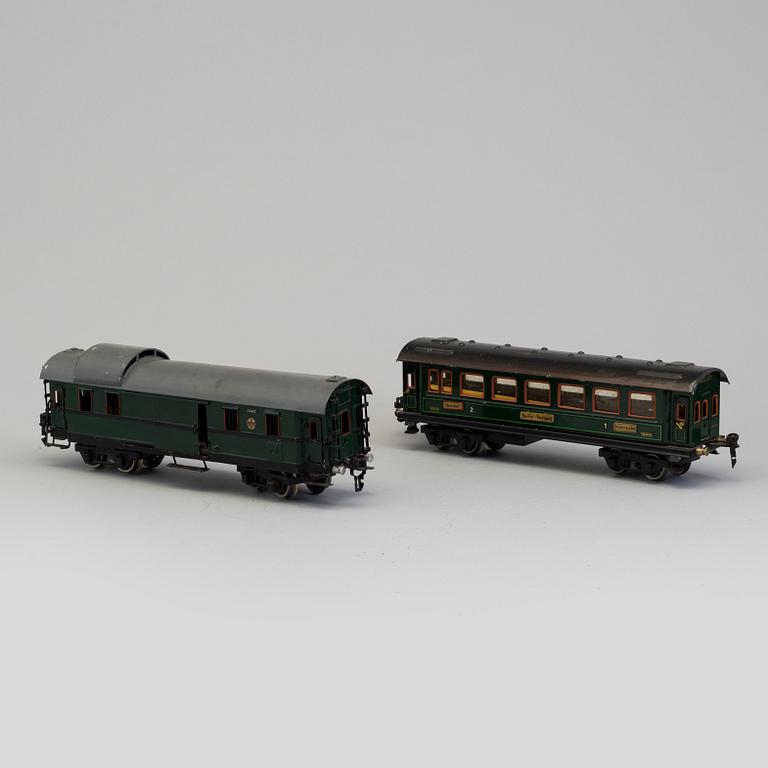 18 parts of modelltrains including Märklin, Bing Wercke, Karl Bub Germany, first half of the 20th century.