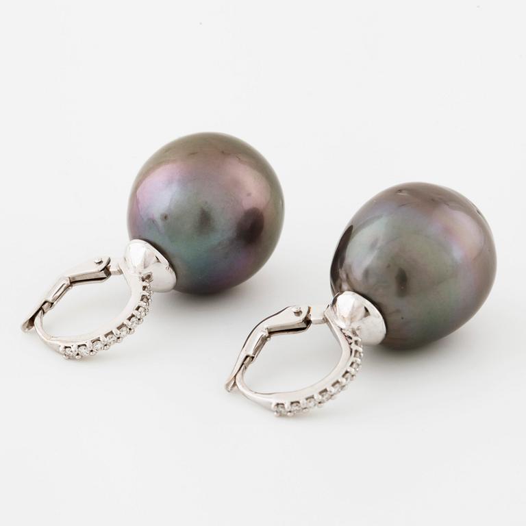 ÖRHÄNGEN, med odlade Tahitipärlor och briljantslipade diamanter totalt ca 0.18 ct.