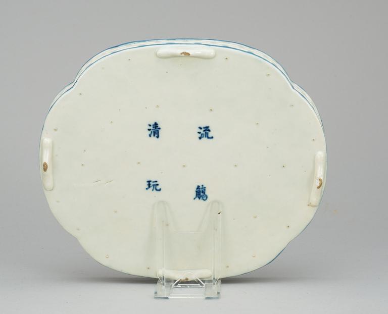 BRICKA, 
porslin. Troligen Japan, 1800/1900-tal, fyra karaktärers märke.