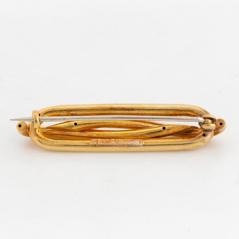 18K gold brooch.