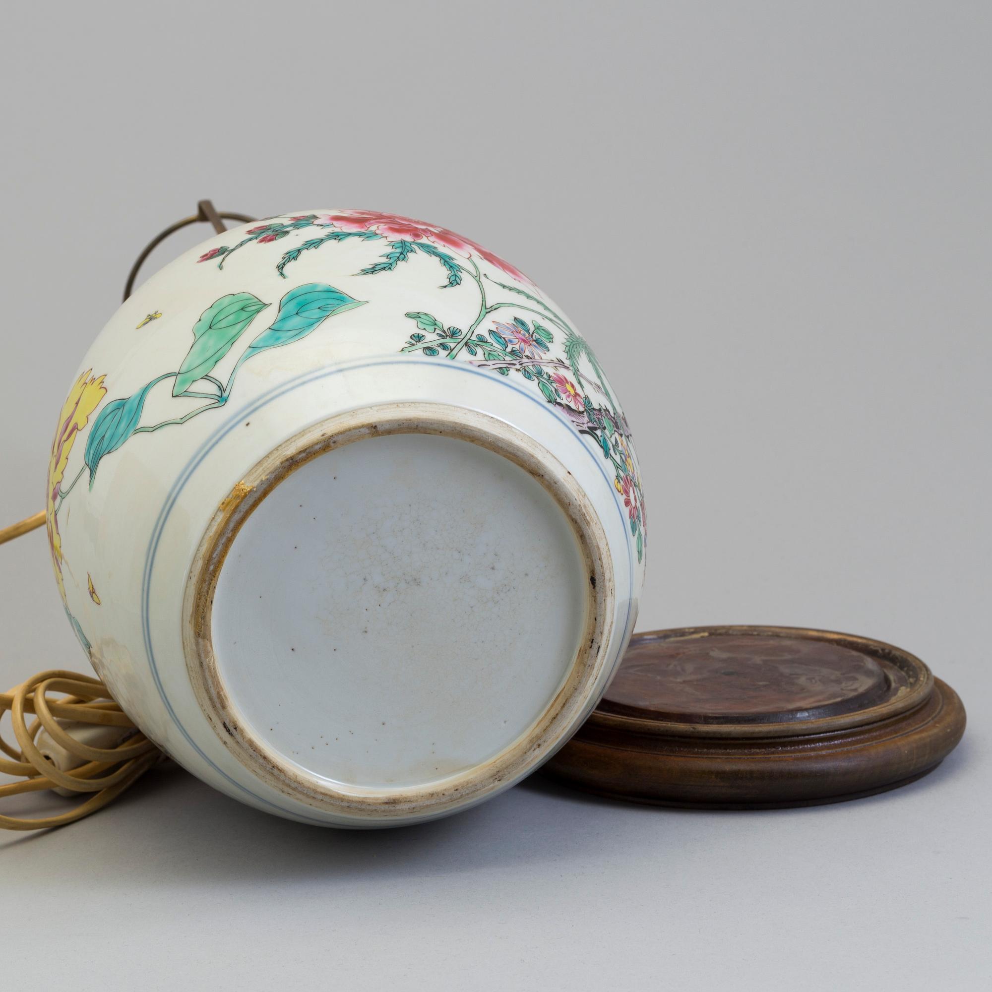 A Chinese Export porcelain jar converted to a table lamp decorated in famille rose. Qing dynasty, 19th century.