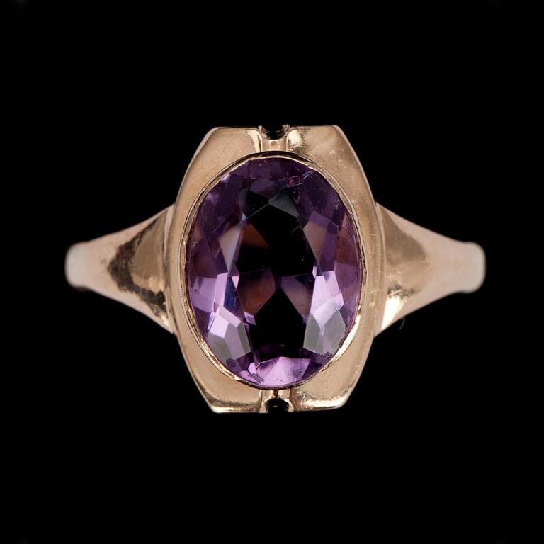 RING, guld 18K, fasettslipad ametist. V.F.Tiihonen Villmanstrand 1952. Vikt 4,5 g.