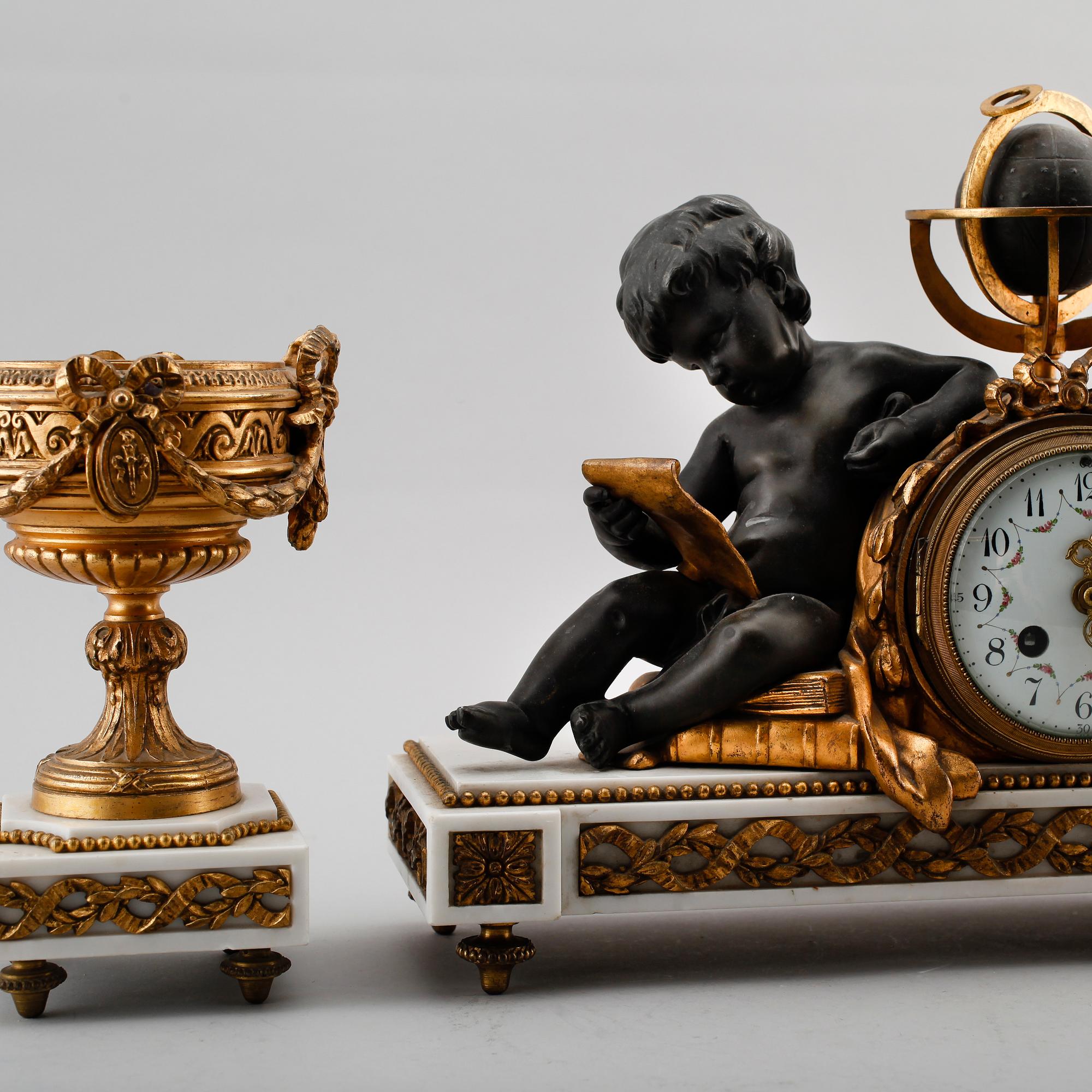 KLOCKGARNITYR, 3 delar, marmor och mässing, Louis Seizestil, Frankrike, 1800-talets andra hälft.