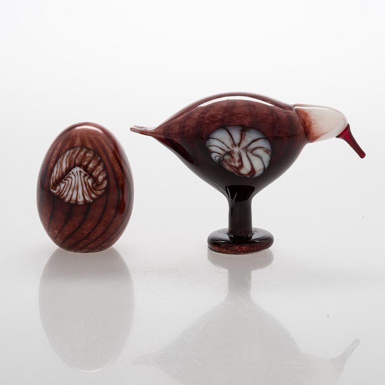 Oiva Toikka, annual glass bird with its glass egg, signed O. Toikka Nuutajärvi, dated 2010. Egg numbered 100/750.