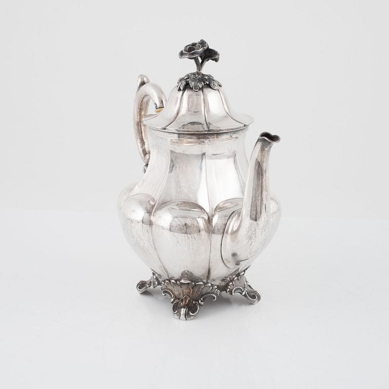 A silver coffee pot, CG Hallberg, Stockholm, 1911.