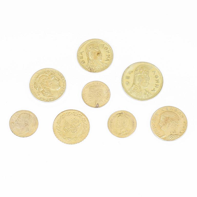GULDMYNT, 8 stycken. Bl a Italien, Grekland och med arabisk text. 1800-1900-tal. Troligen ca 20 karat. Vikt ca 5,2 gram.