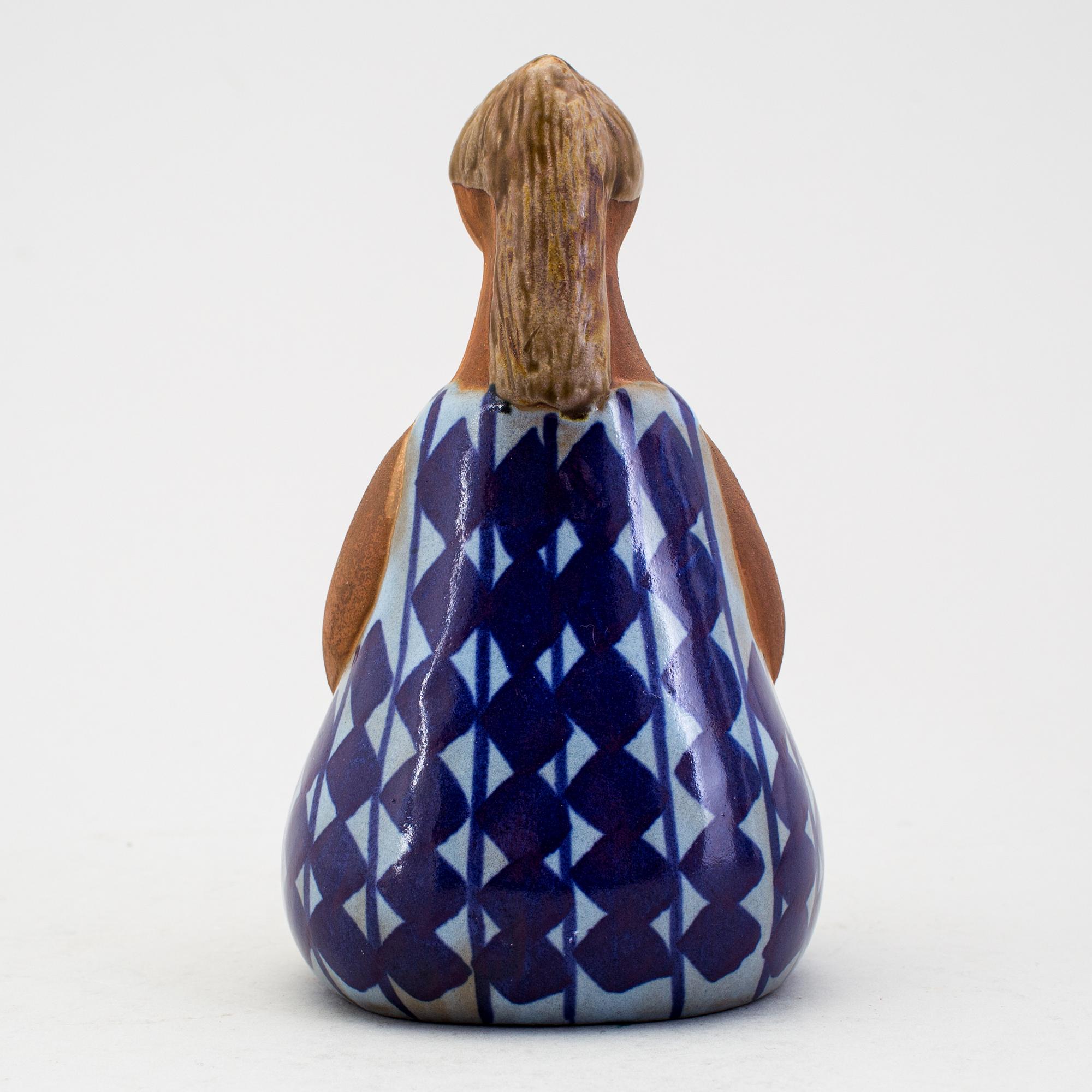 LISA LARSON, figurin, stengods, "Amalia" samt "Gunnar Sträng" sparbössa. Gustavsberg.