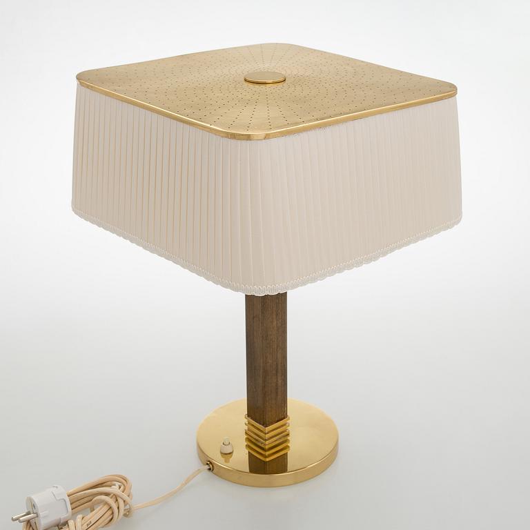 Paavo Tynell, A mid 20th century '5066' desk lamp for Taito Oy, Finland.