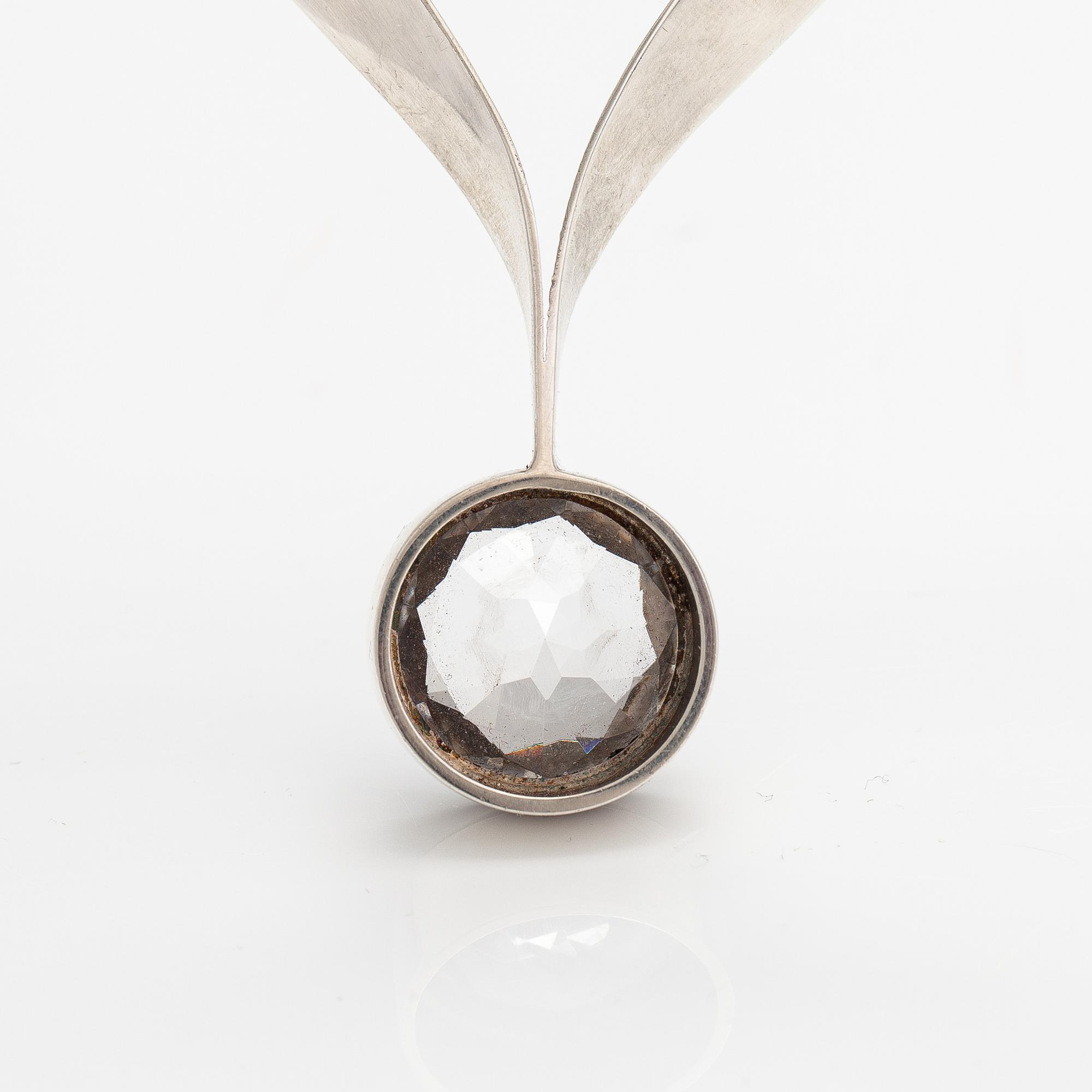 Kaulakoru, sterlinghopeaa ja vuorikristalli. Kaunis Koru, Helsinki 1972.