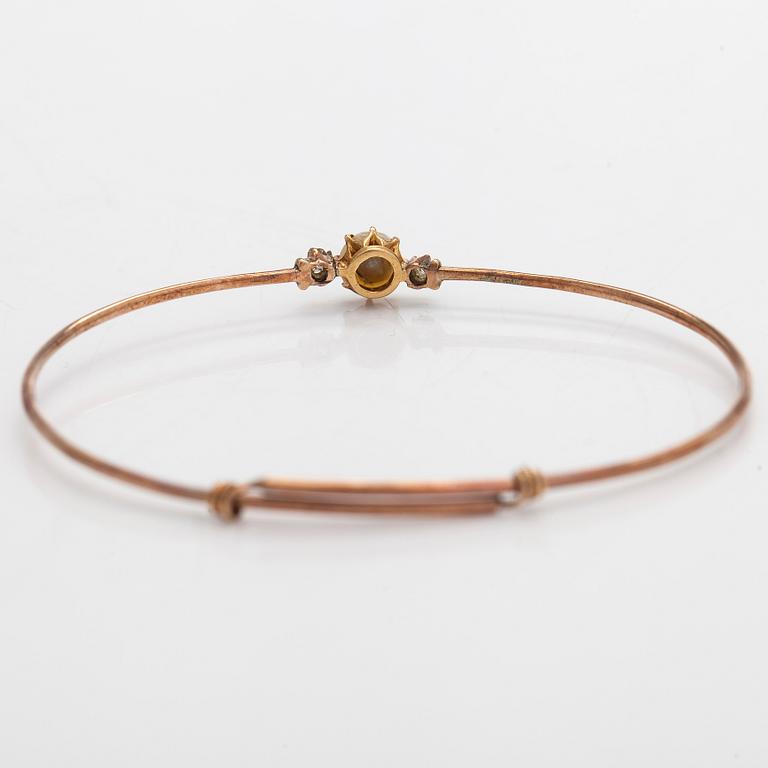 Rannekoru, n. 10K kultaa, viljelty helmi ja vanhahiottuja timantteja.