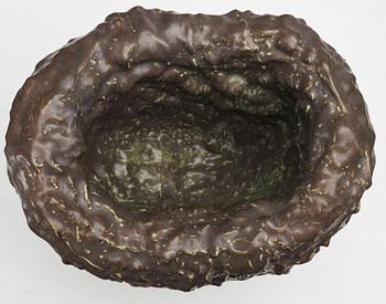 Mårten Medbo, vas, signerad och daterad 2001.