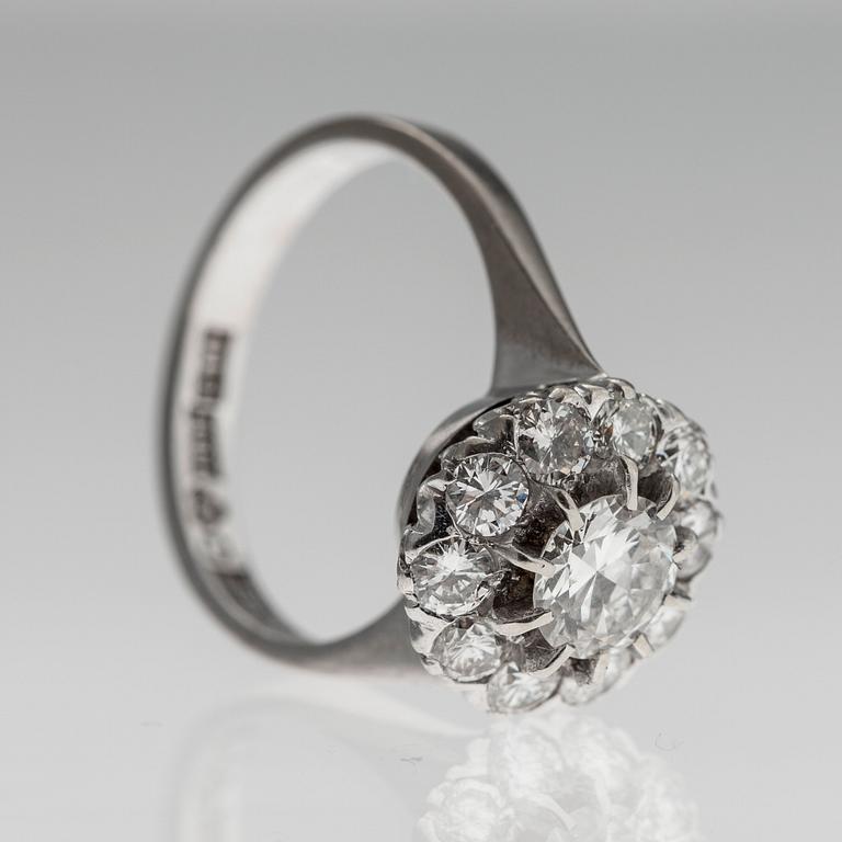 RING, 18K vitguld, briljantslipade diamanter 1.41 ct. Mittstenen 0.60 ct. Ribbhagen Stockholm 1980. Vikt 4,7 g.