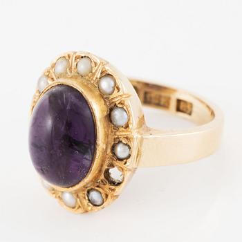 Ring, 18K gold with cabochon-cut amethyst and small pearls.