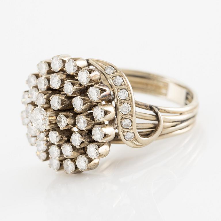 Ring in 18K white gold set with brilliant-cut diamonds,.