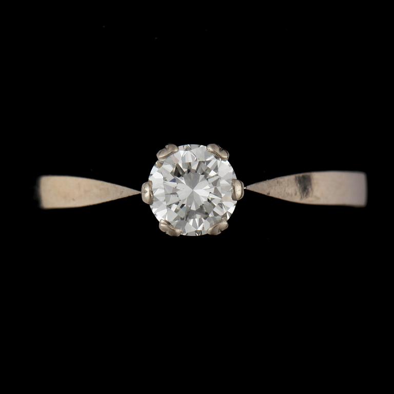 RING, 18k vitguld, briljantslipad diamant 0.50 ct, enl inskription, 1988. Total vikt ca 3 g.