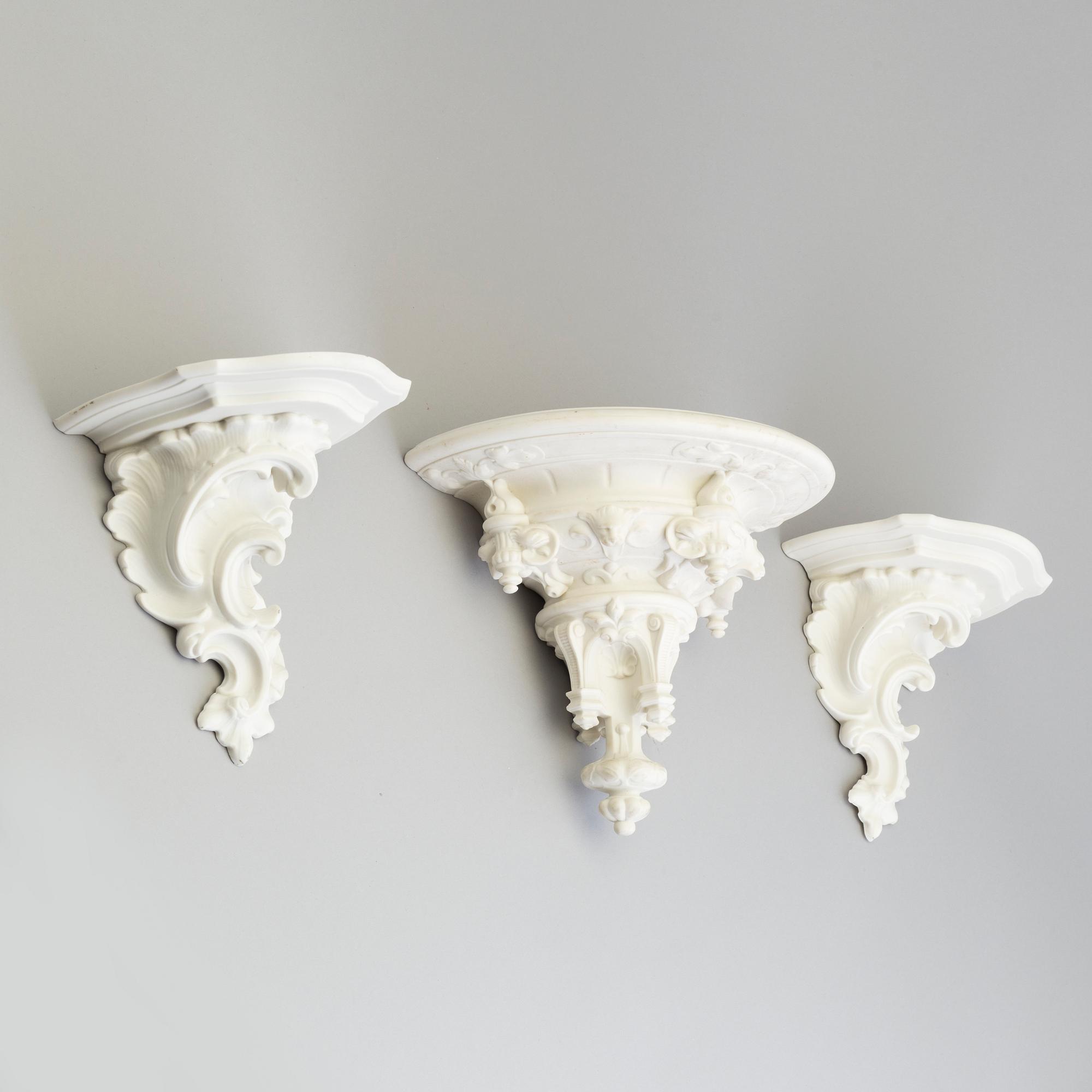 KONSOLER, tre st (2+1), parian, Gustafsberg 1899.