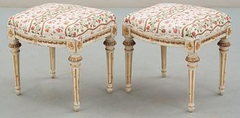 TABURETTER, ett par, av Johan Lindgren (mästare i Stockholm 1770-1800). Gustavianska.
