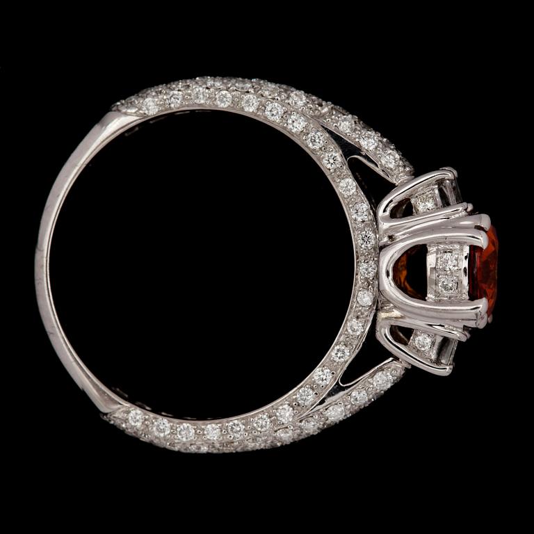 RING, 18k vitguld med orange safir ca1,71ct o diamanter tot ca0,69ct. Vikt 4,5g.