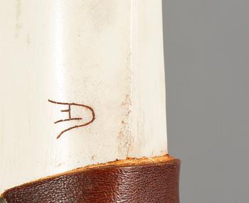 SAMEKNIV, 2 st i samma slida, monogramsignerad, 1900-talet.