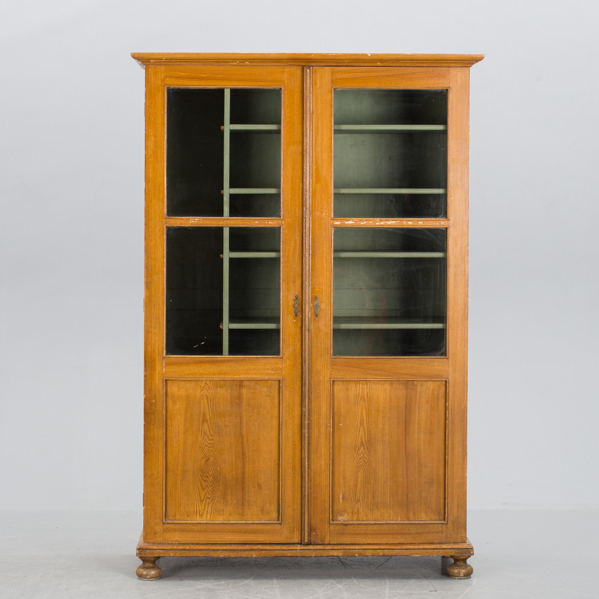 VITRINSKÅP, omkring sekelskiftet 1800/1900.