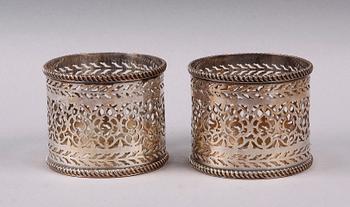 COASTERS, ett par, nysilver. Trol England. 1900-tal.