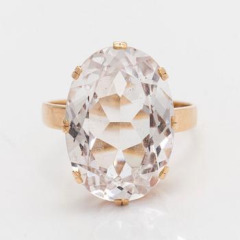 Ring, syntetisk spinell, 14K guld. Peltonen & Kni, Helsingfors 1963.