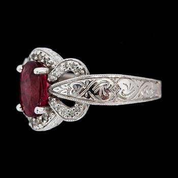RING, 14k vitguld med små diamanter och röd Topaz. Vikt 6,7 g.