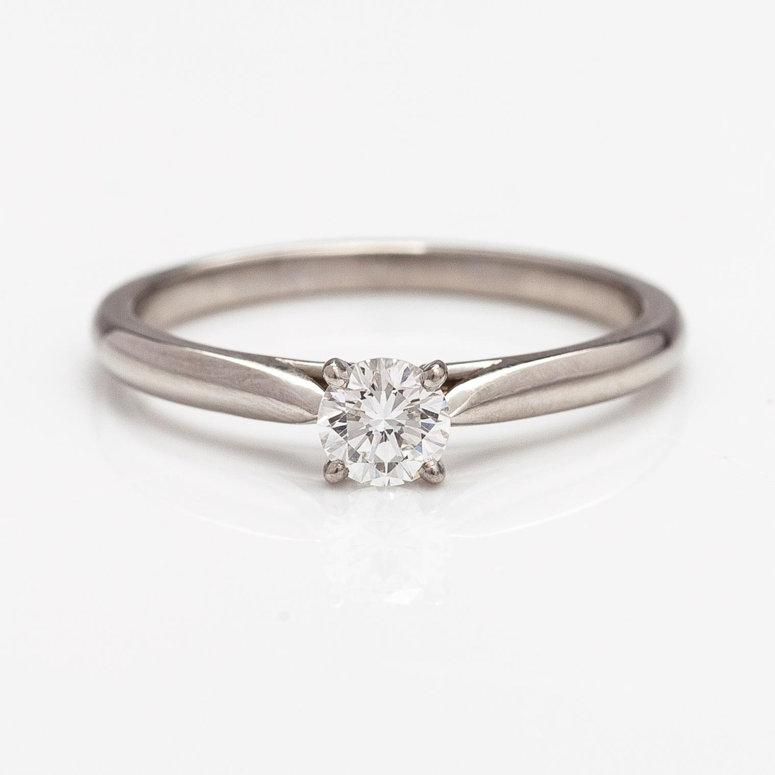 Cartier, A platinum ring with a ca. 0.27 ct diamond according to certificate. Marked Cartier, 51, 62039B.