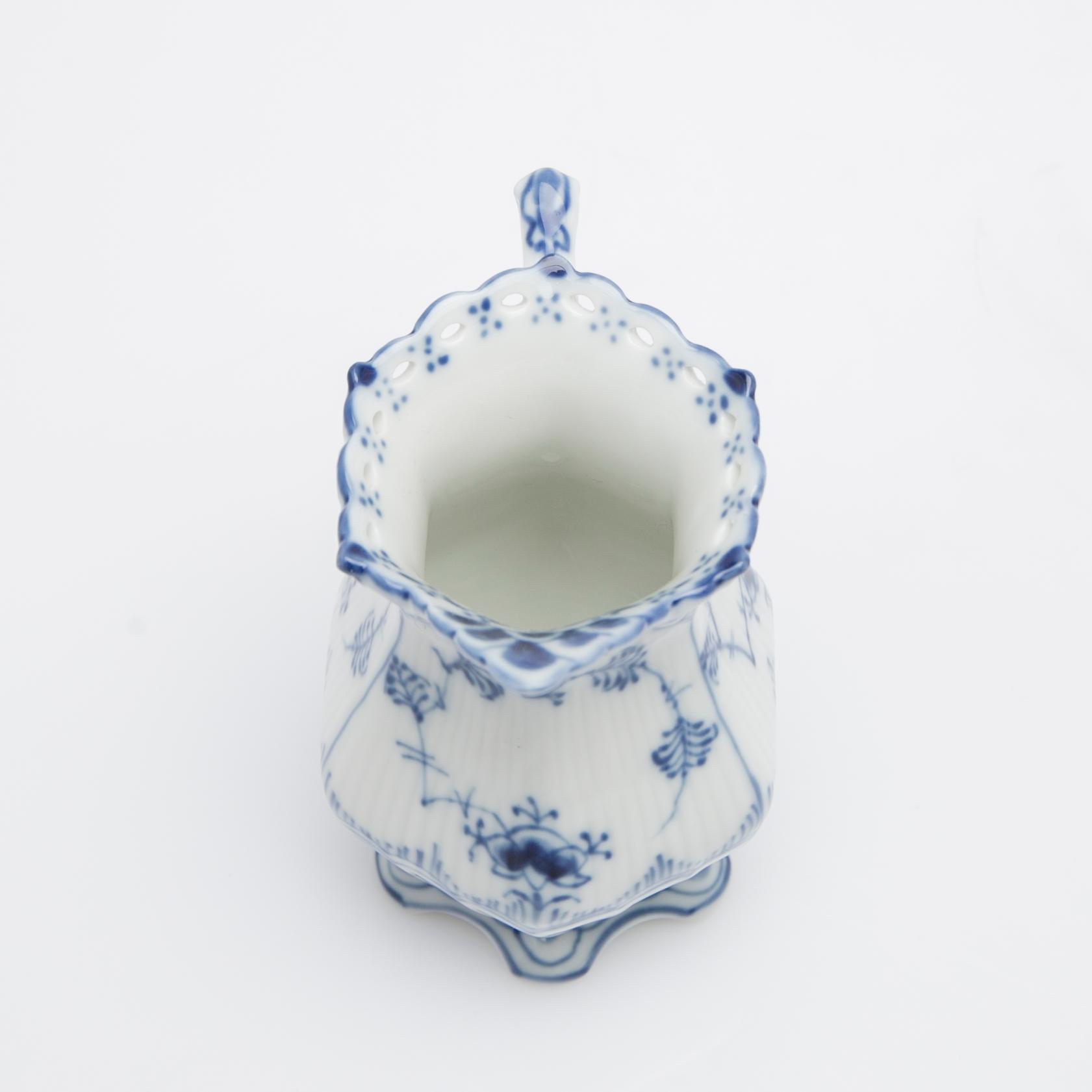 Royal Copenhagen, Service pieces, 20 pieces, porcelain, "Musselmalet helblond and halvblond", Denmark.