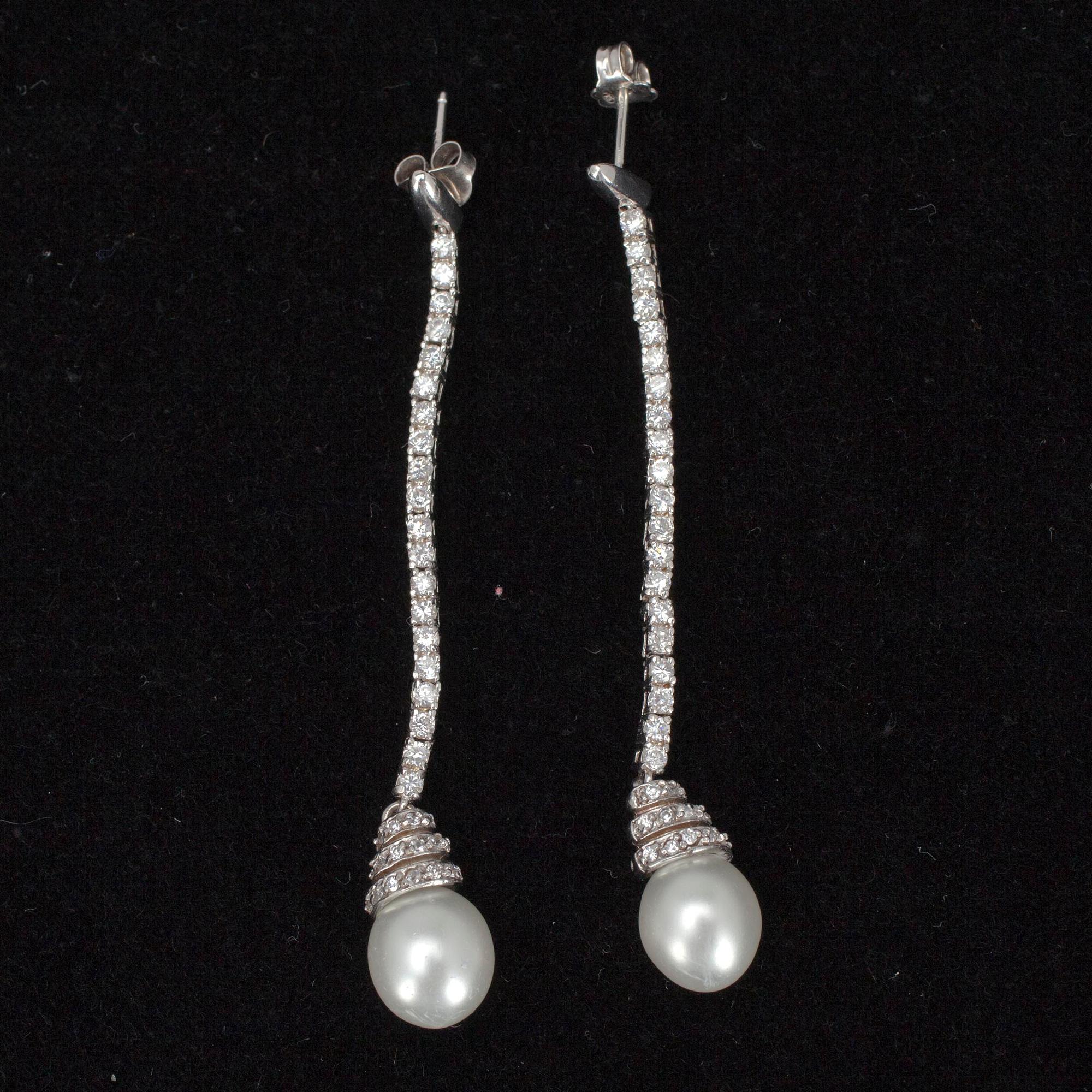 RIIPUS ja KORVAKORUT, hopeaa, zirkoneja, pisaranmuotoiset helmet.