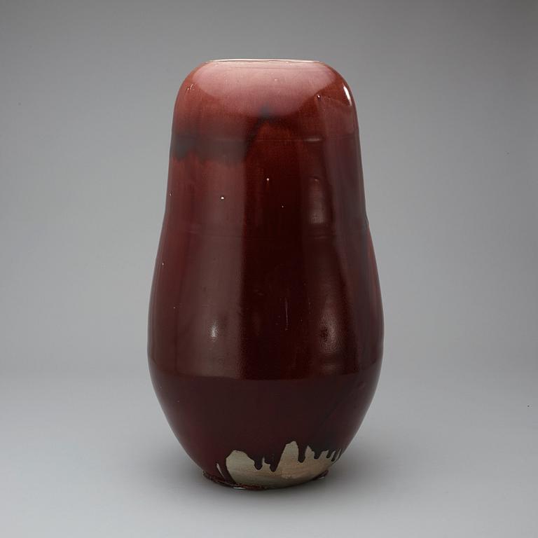 A Friedl Holzer-Kjellberg stoneware urn, Arabia, Finland 1946.