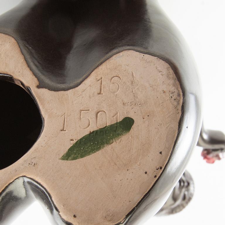 Dekorativ skulptur Sittande kvinna med ros Keramia Tjeckien 1900-talets mitt glaserad keramik.