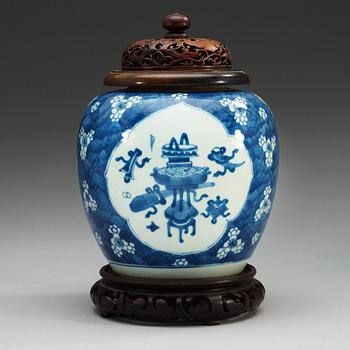 A blue and white jar, Qing dynasty, Kangxi (1662-1722).