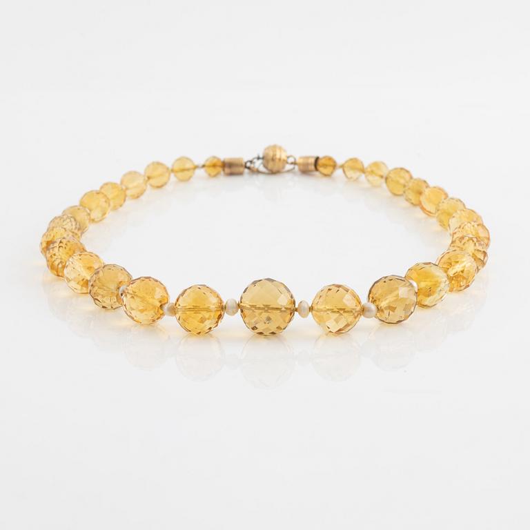 Collier doserat med fasettslipade citriner och pärlor.