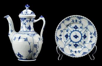 SERVISDELAR, 29 st, porslin, mestadels helblond, "Musselmalet", Kongl Dansk.