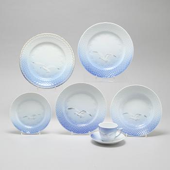 30 pieces of porcelain tableware from Bing & Gröndahl/Royal Copenhagen, model "Måsen", second half of the 20th century.
