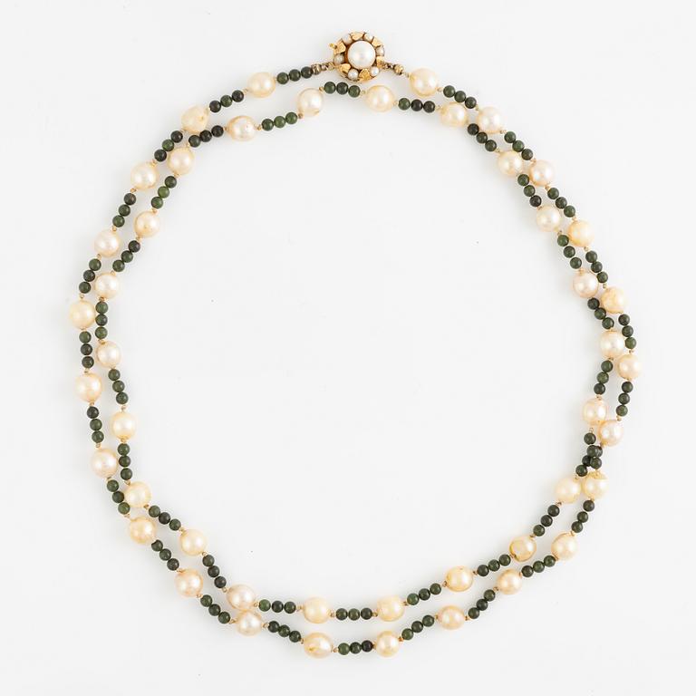 Pearl necklace, cultured pearls and green stone beads, with clasp in 18K gold.