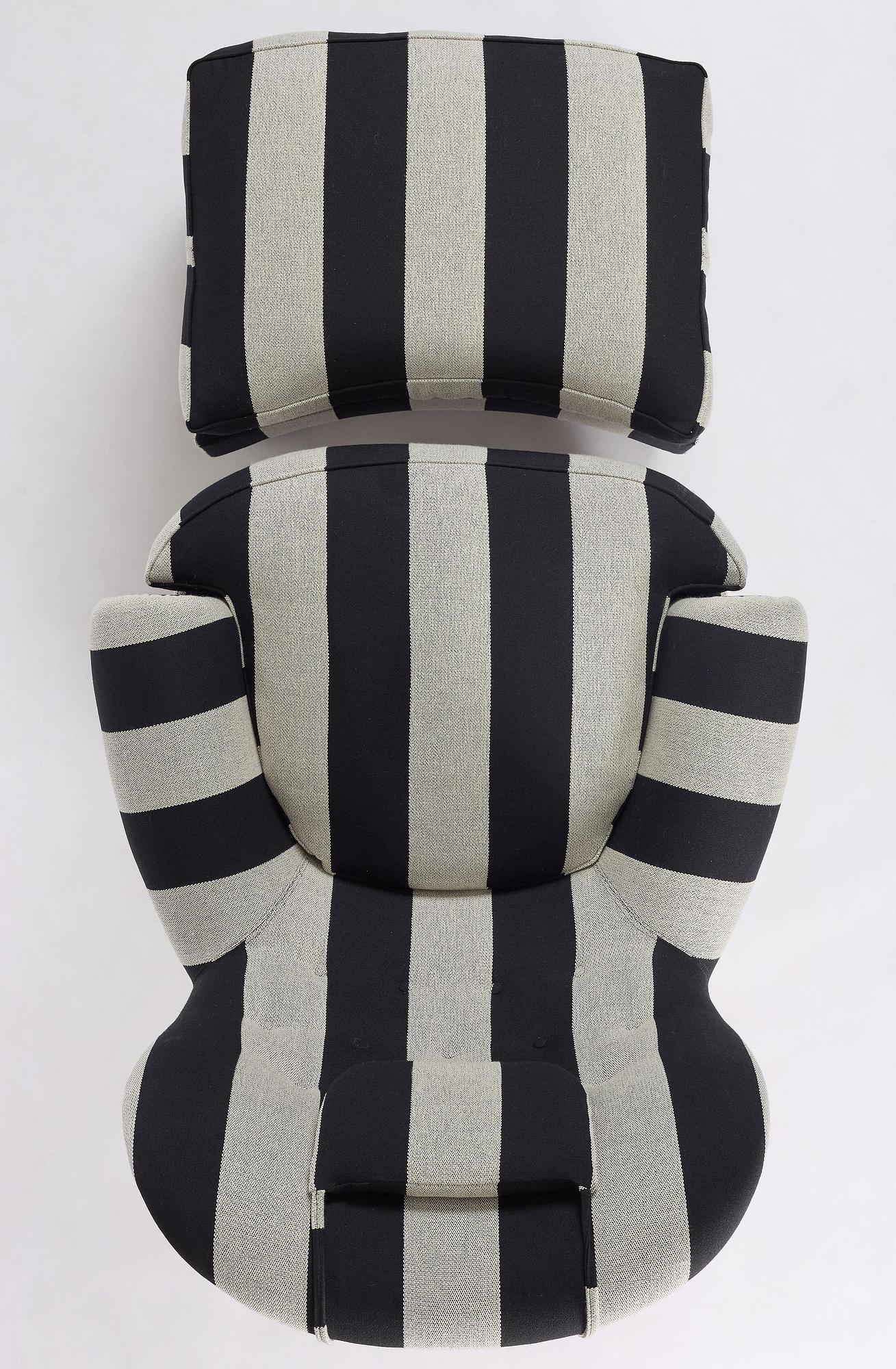 Carl Malmsten, fåtölj med fotpall, "Jättepaddan", O.H. Sjögren, Tranås, 2025.