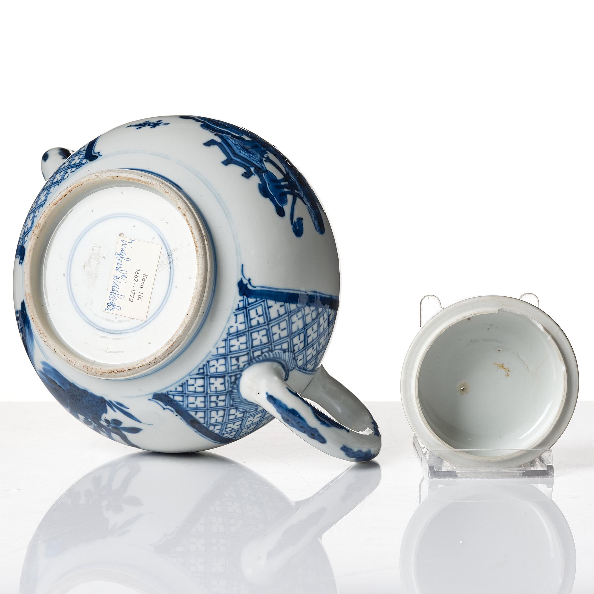 A blue and white water/punch pot, Qing dynasty, Kangxi (1662-1722).