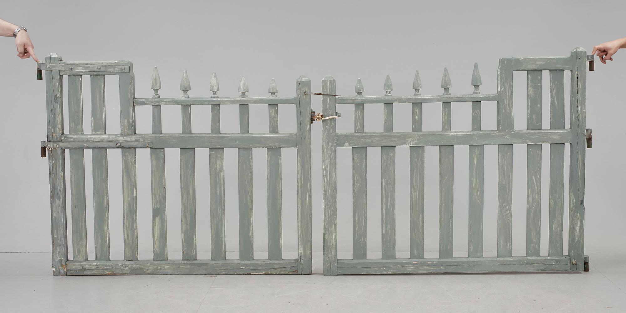 TRÄDGÅRDSGRINDAR, ett par, 1900-talet mitt.