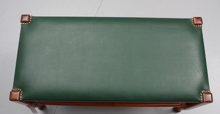 BÄNK. Josef Frank, firma Svenskt Tenn. Modellnummer 2009.