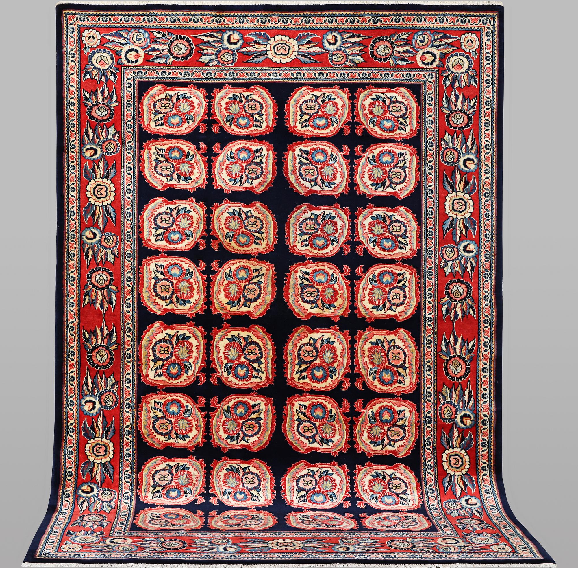 Matta, Sarouk, ca 267 x 173 cm.