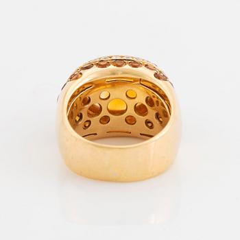 An 18K gold ring set with a cabochon-cut citrine and round brilliant-cut diamonds och citrines.