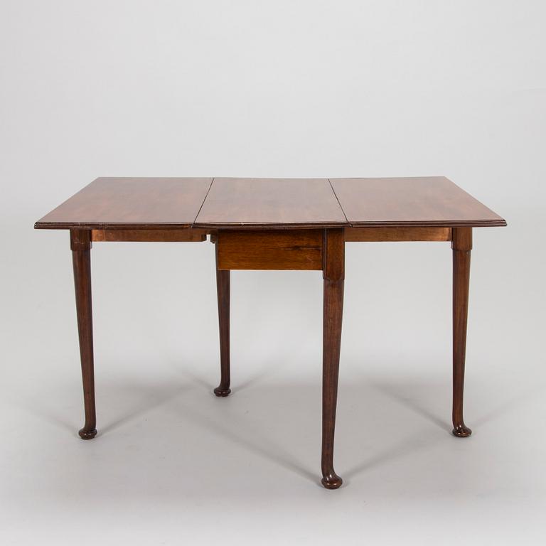 English mahogany veneered drop-leaf table, 19th century.