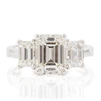 Ring 18K vitguld med tre smaragdslipade diamanter.