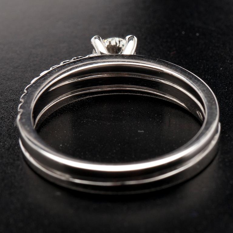 RING, vitguld 18K, mittsten 0,30 ct, sidostenar tot. 0,48 ct. Vikt 3,2 g. Intyg.