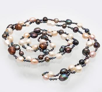 Pearlnecklace  cultured pearls, freshwater, South Sea and saltwater, length approx 180 cm.