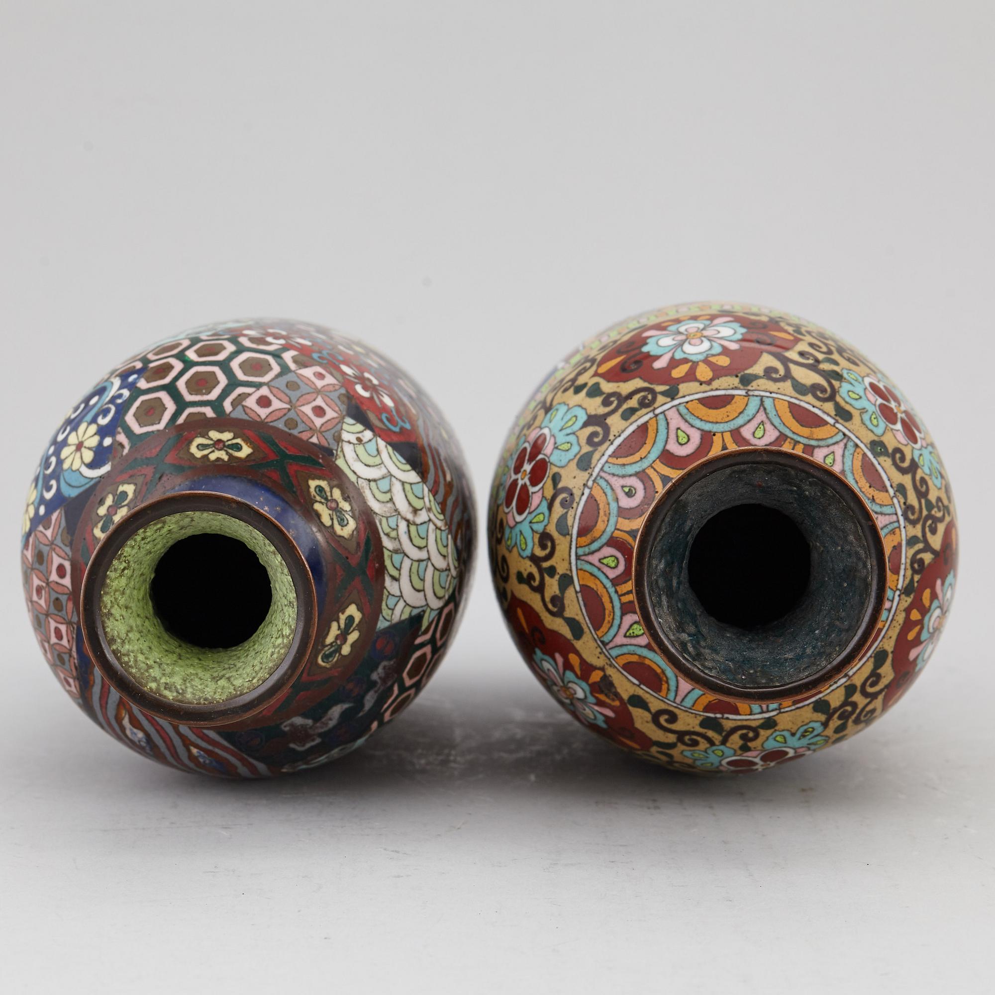 Two Japanese cloisonné vases, 20th century.