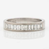 Ring 18K vitguld med baguetteslipade diamanter, Engelbert.